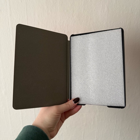 Daisy Dukes Kindle Paperwhite Case - Picture 3 of 3